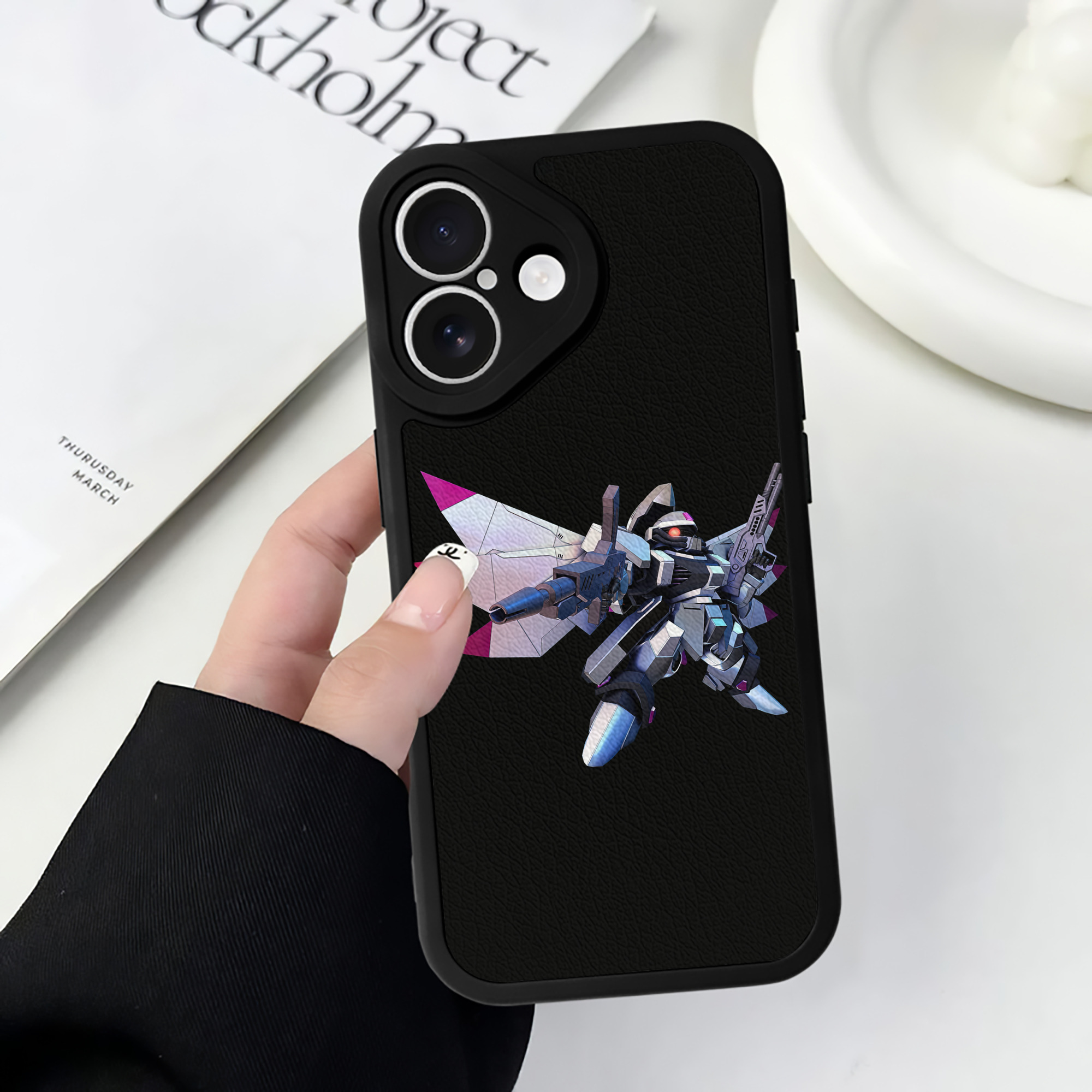 （画像用） 機動戦士ガンダム Mobile Suit Gundam 【iPhone 16シリーズ対応】シリコンスマホケース（レザー調） 材質：シリコン